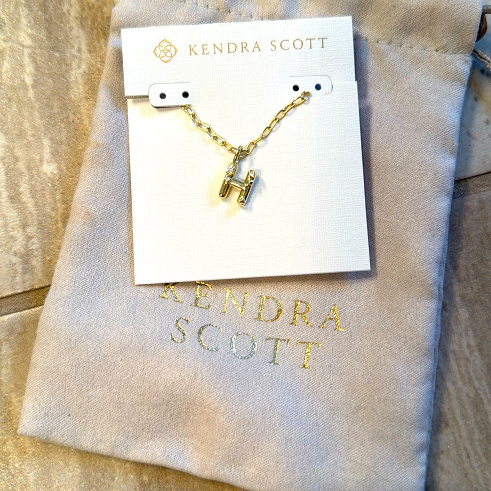 Kendra Scott necklace letter H / gold